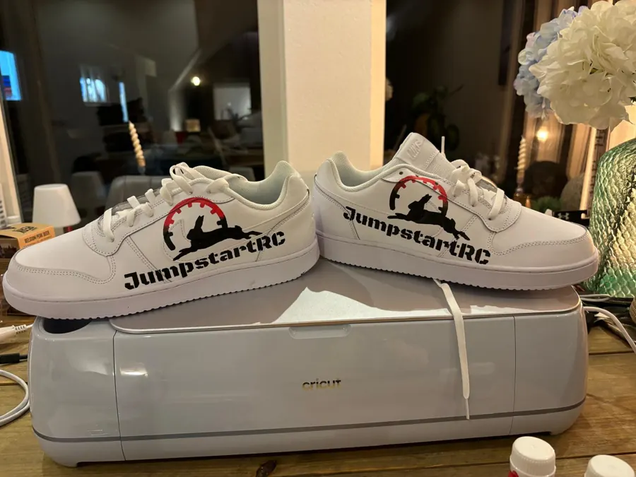 Sneakers met JumpstartRC-logo