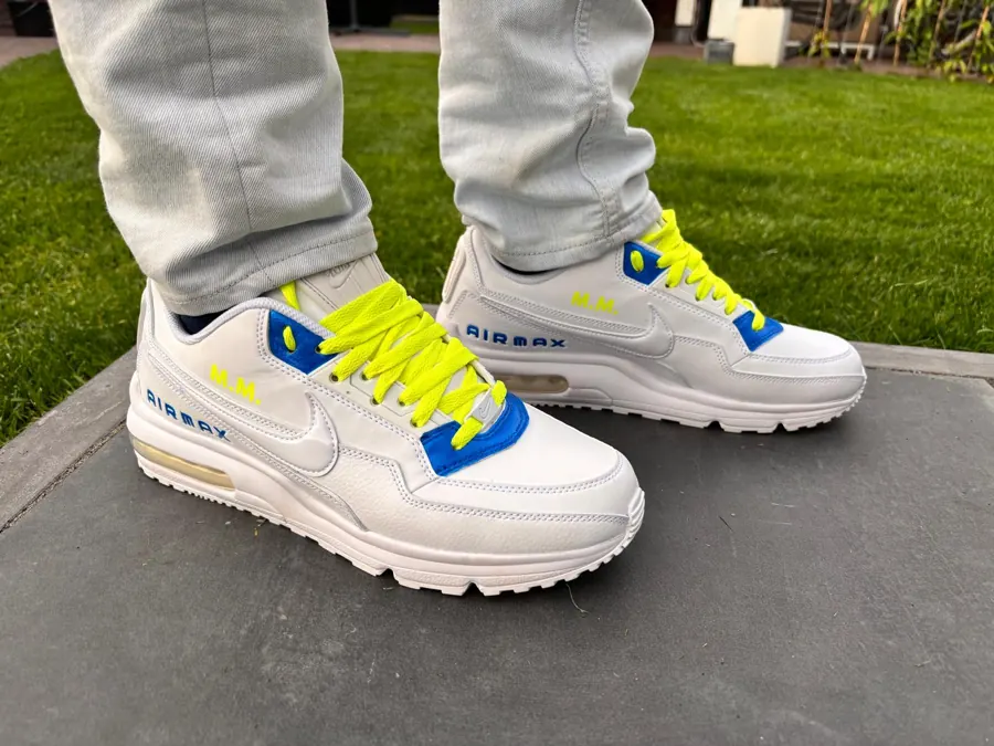 Sneakers met neongele veters en blauwe details