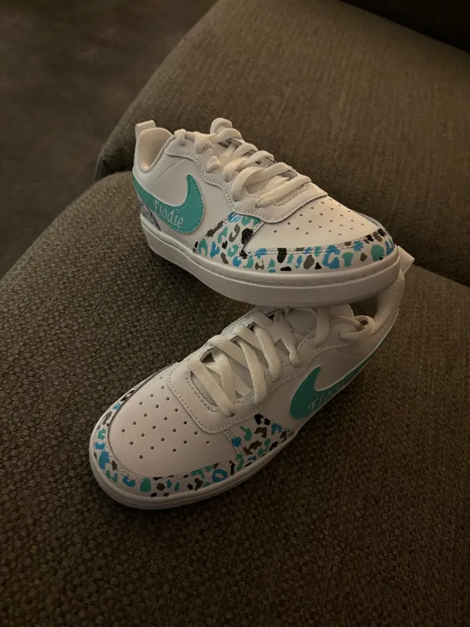 Sneakers met turquoise swoosh en luipaardprint