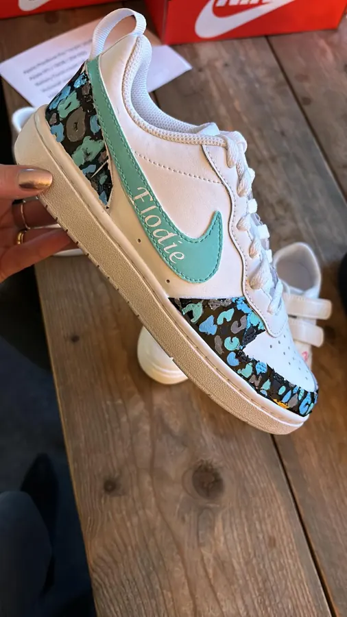 Sneakers met turquoise swoosh en naam