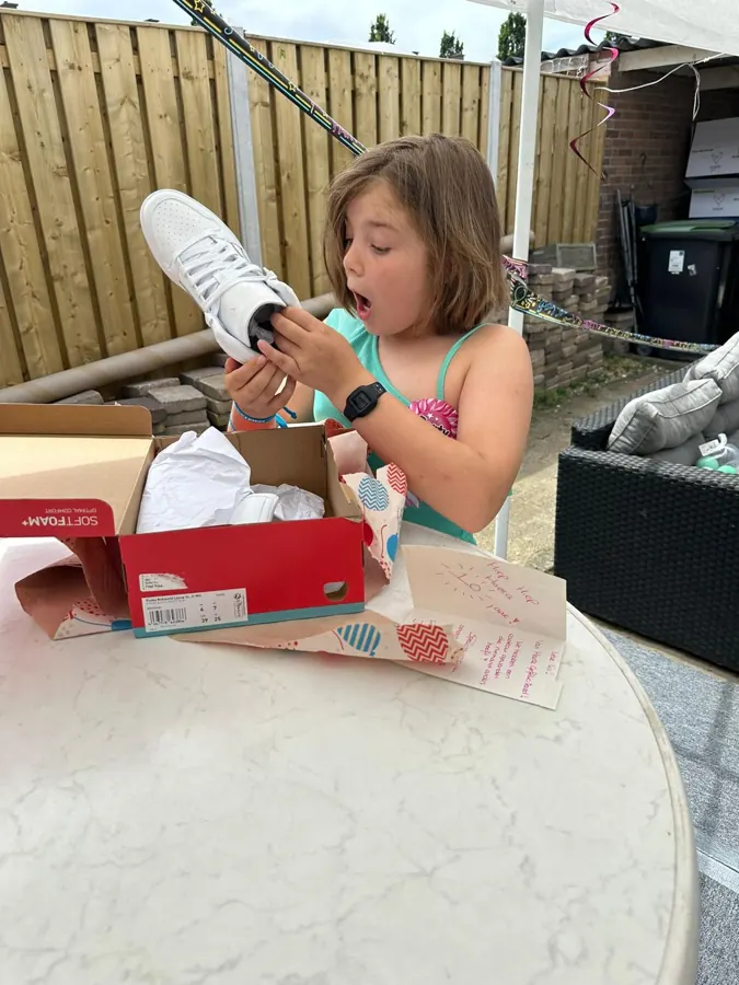 Verrast bij het uitpakken van custom sneakers