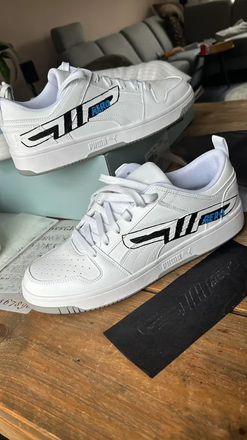 Witte sneakers met zwart-blauw design