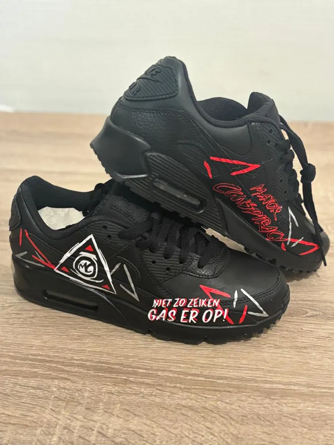 Zwarte sneakers met tekst Gas erop