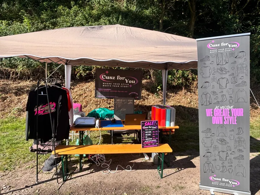 Cusz for You-stand buiten met kleding en roll-up