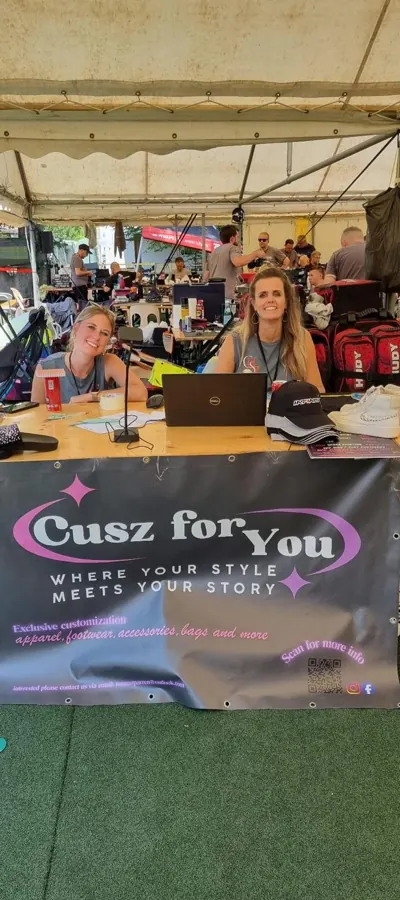 Cusz for You-stand met banner op een event