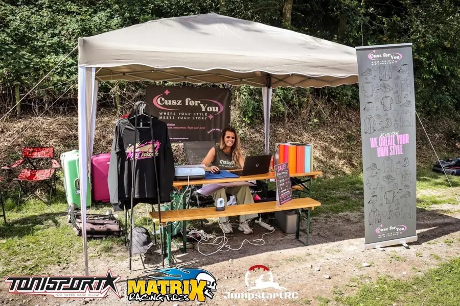 Cusz for You-stand met sponsors op een raceweekend
