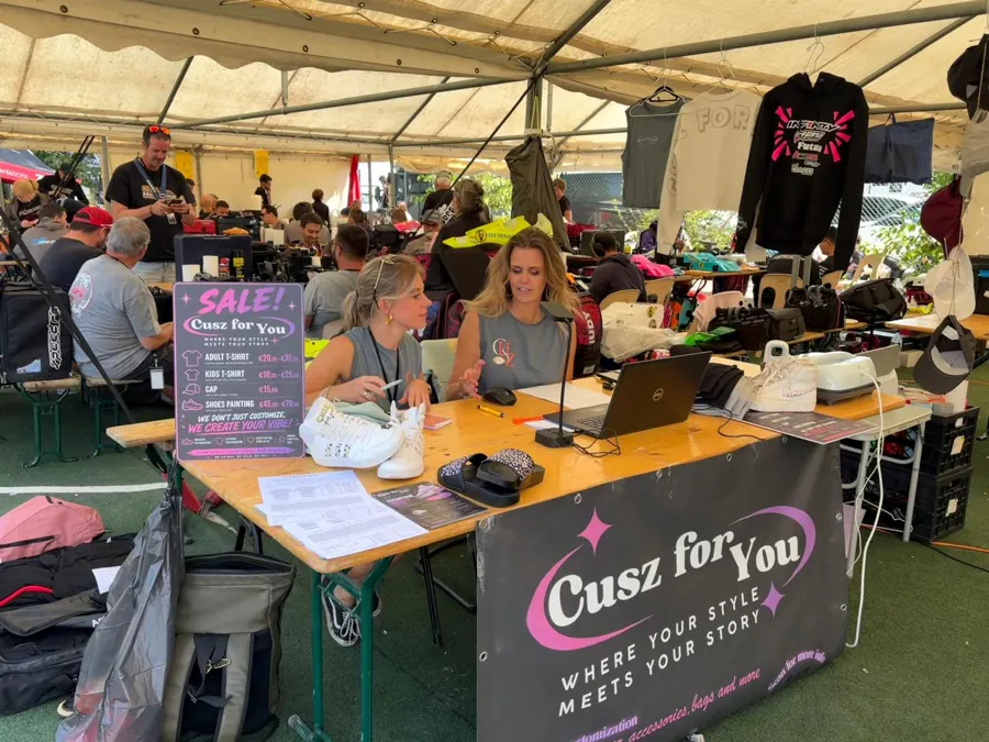 Cusz for You-stand in de tent op een raceweekend