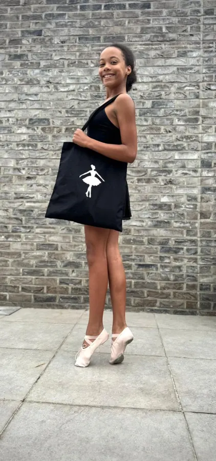 Danseres met zwarte tas met ballerina