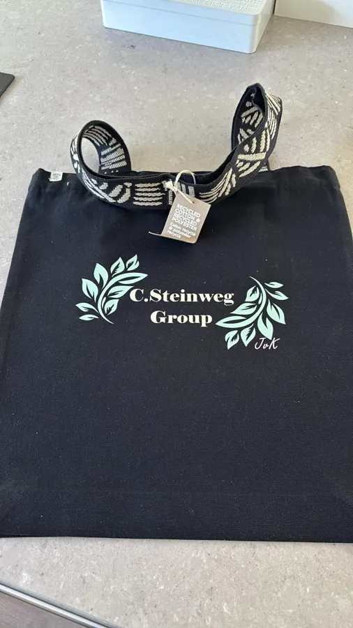 Zwarte tas met bedrijfsnaam als relatiegeschenk