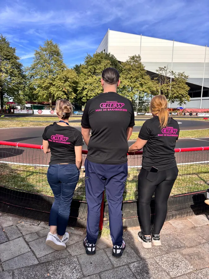 Drie teamleden met rugopdruk bij het circuit
