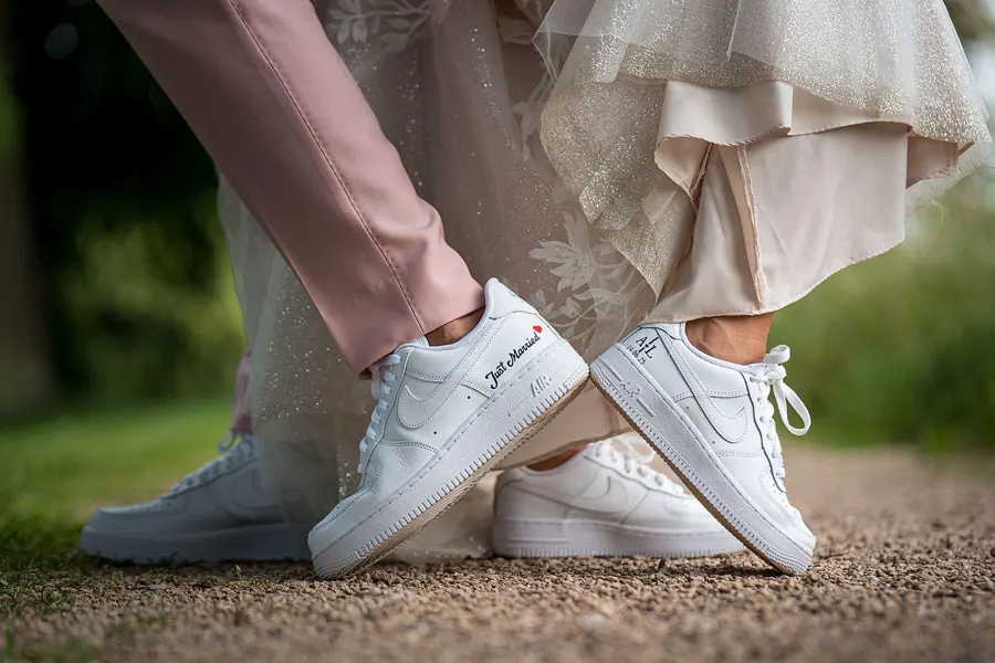 Bruidspaar op witte trouwsneakers