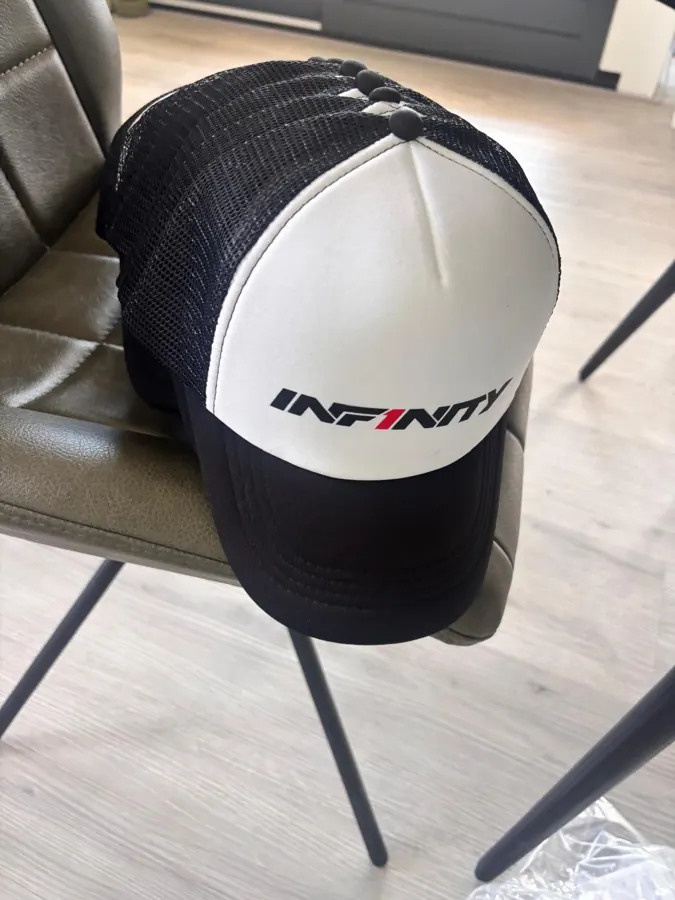 Stapel truckerpetten met Infinity-logo