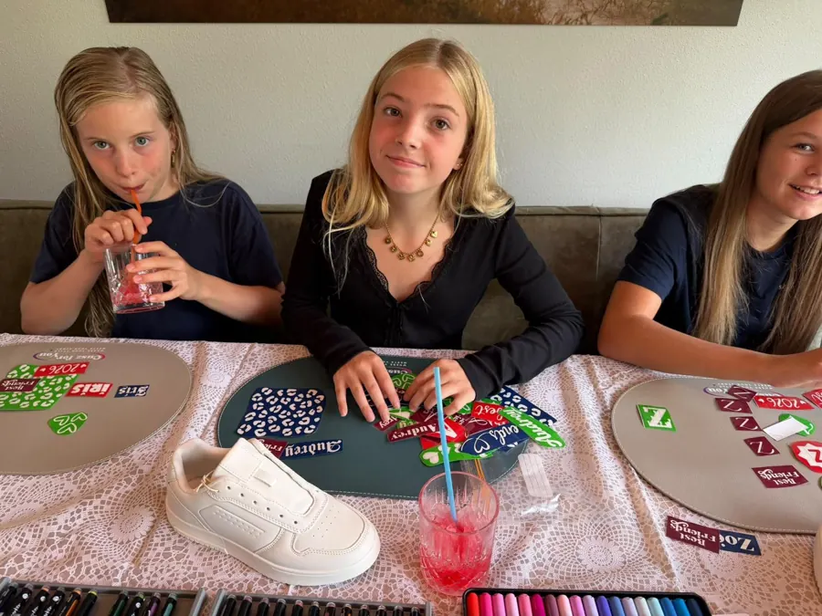 Kinderfeestje: sneakers versieren aan tafel