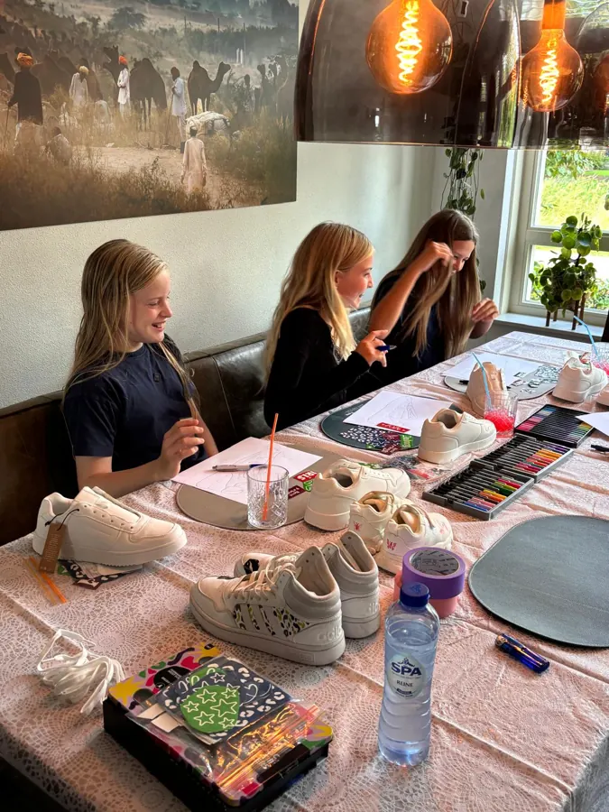 Vriendinnen aan het werk bij de workshop thuis