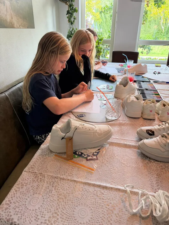 Een ontwerp op papier voor de sneakers