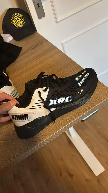 Zwarte sneaker met custom tekst
