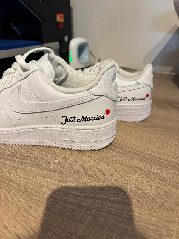 Witte sneakers met de tekst Just Married