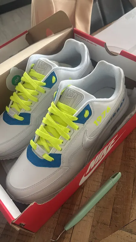Sneakers met neon veters