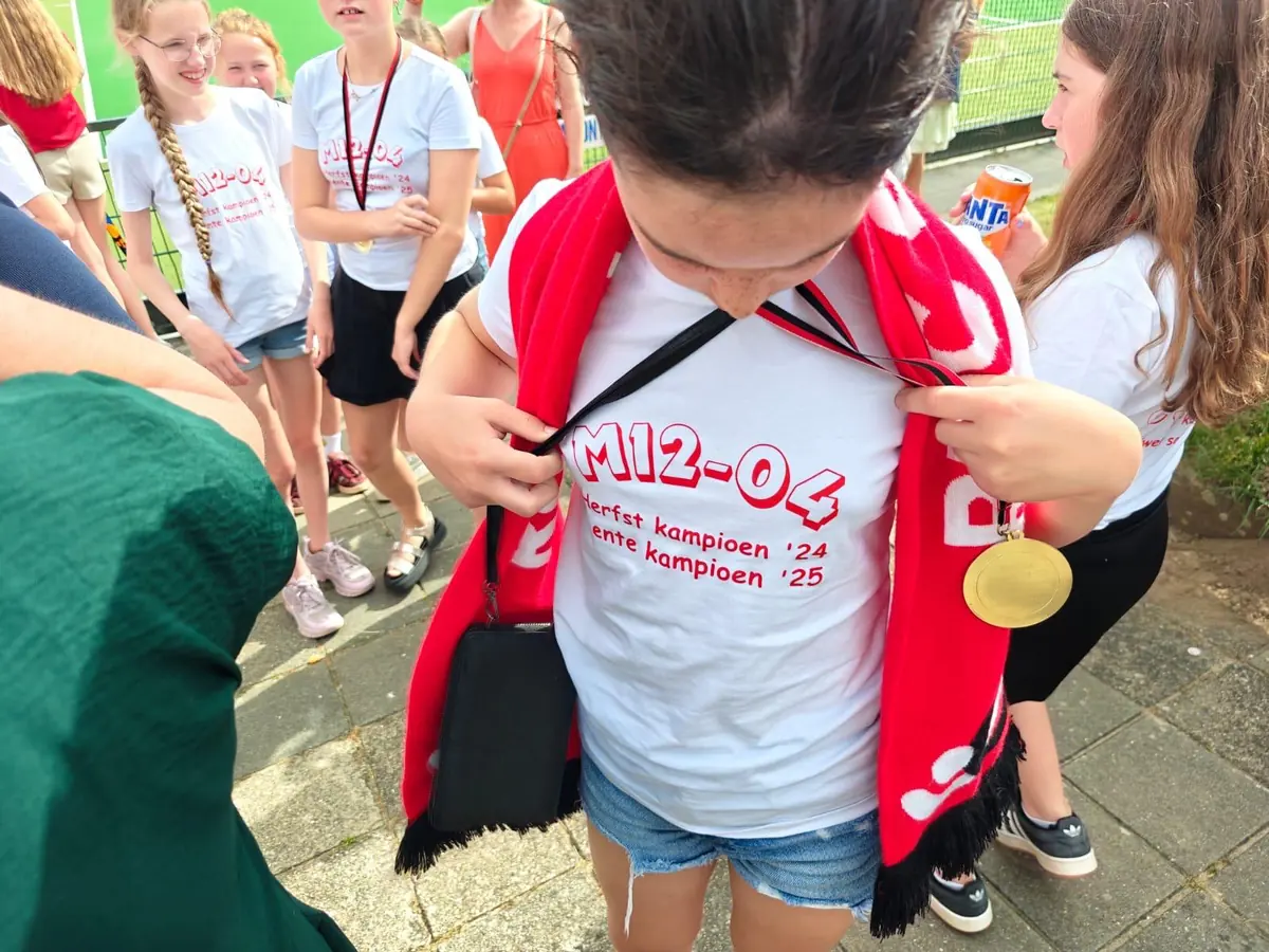 Wit kampioensshirt met rode opdruk M12-04