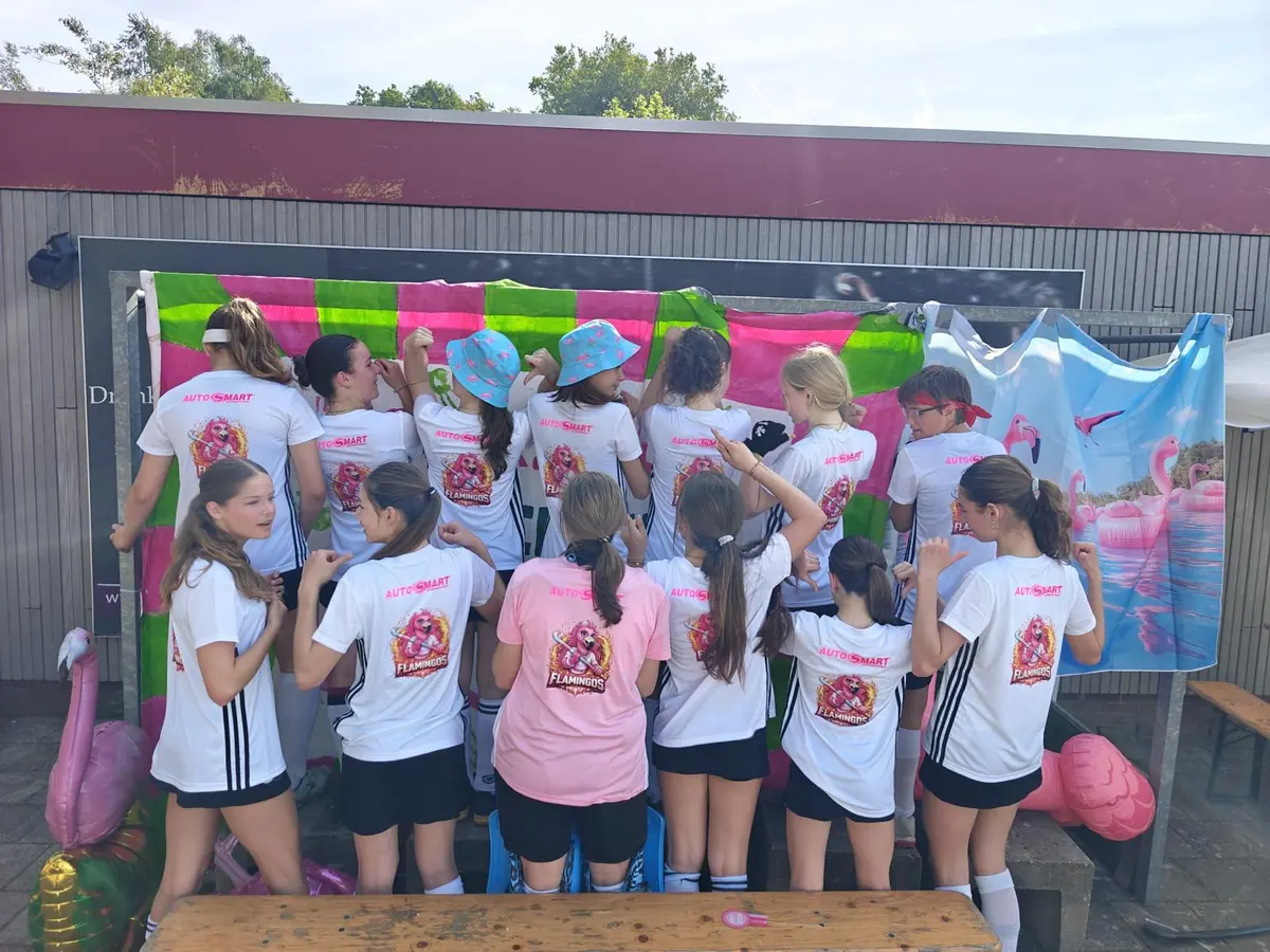 Hockeymeiden laten de rugopdruk van hun shirts zien