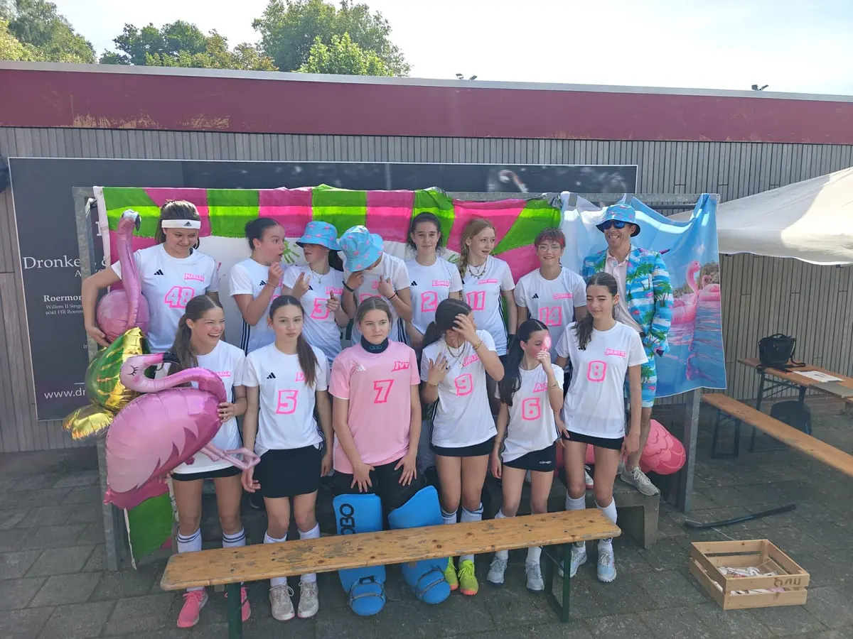 Meidenteam in roze en witte custom shirts