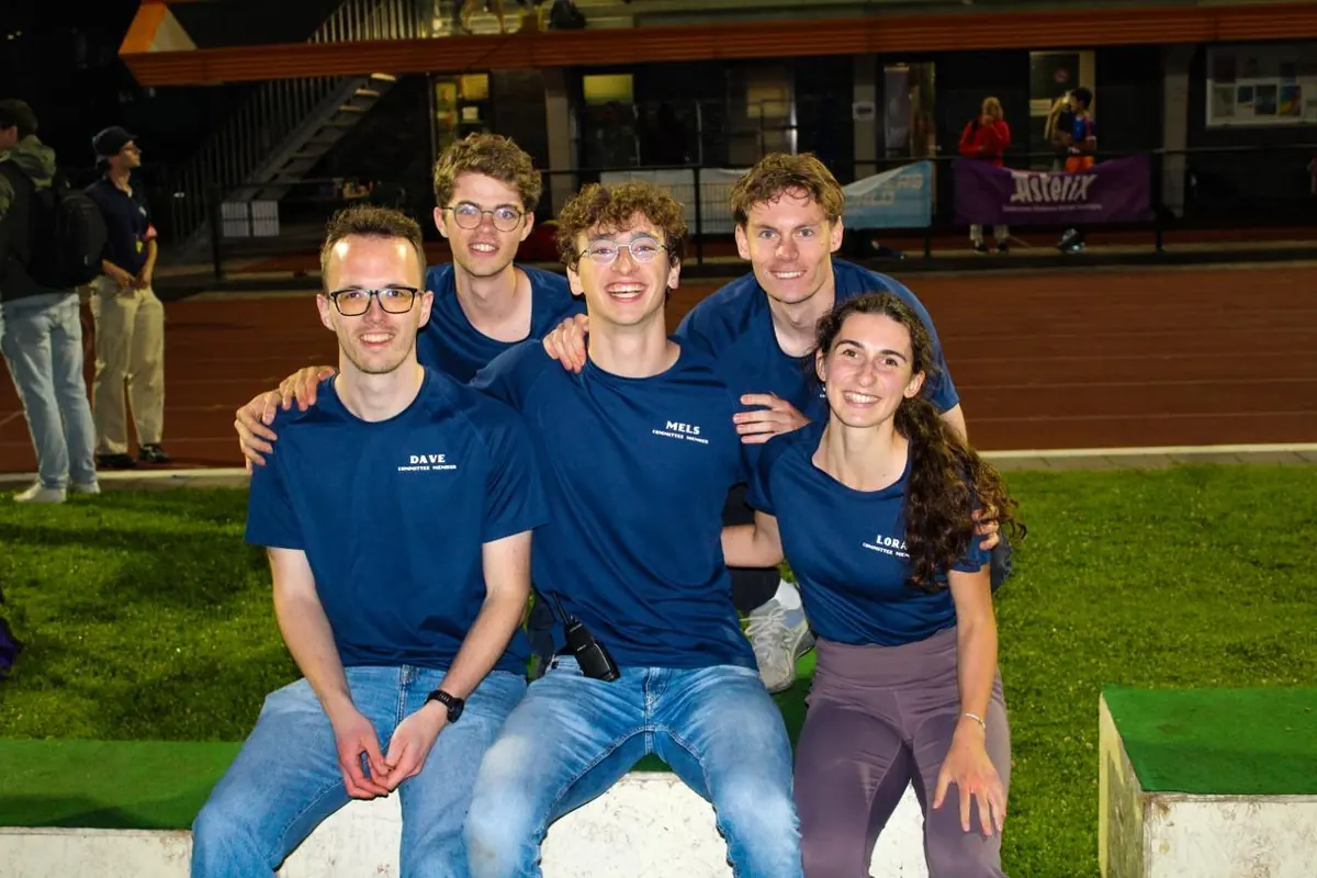 Team in navy shirts met logo op de borst