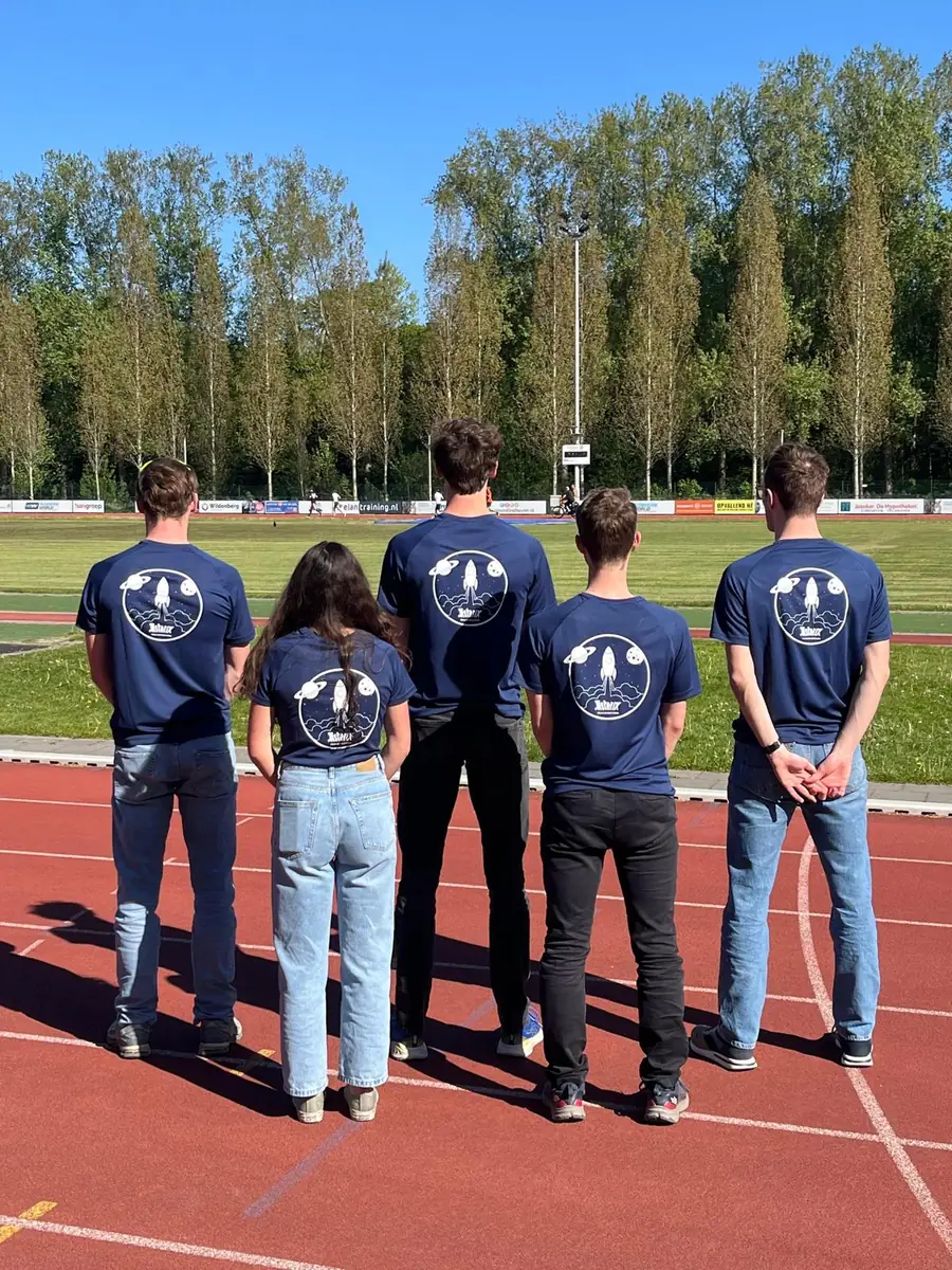 Atletiekteam in navy shirts met rugopdruk