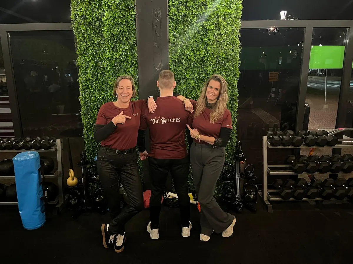 Sportschoolteam in bordeauxrode teamshirts