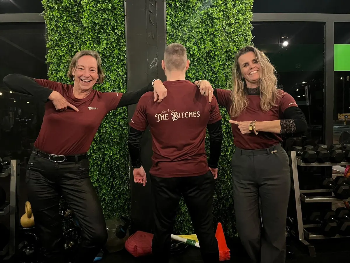 Bordeauxrood teamshirt met rugopdruk