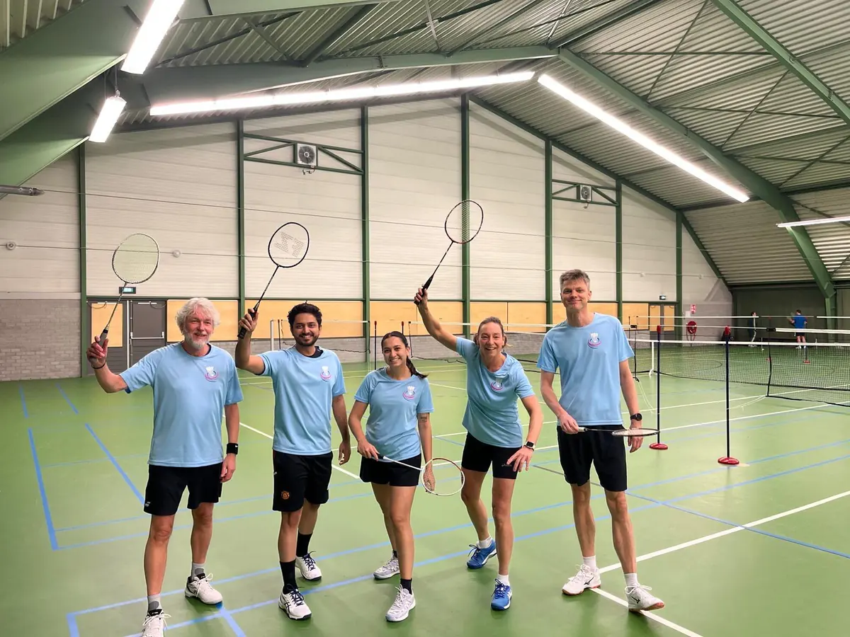 Badmintonteam in lichtblauwe teamshirts