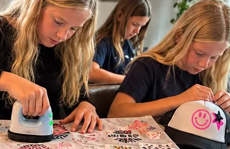 Tassen en petten bedrukken tijdens een workshop, ook in Zevenbergen